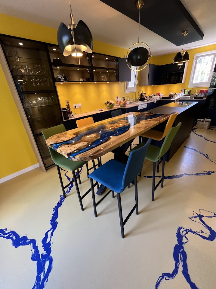 Coulée de résine époxy en atelier